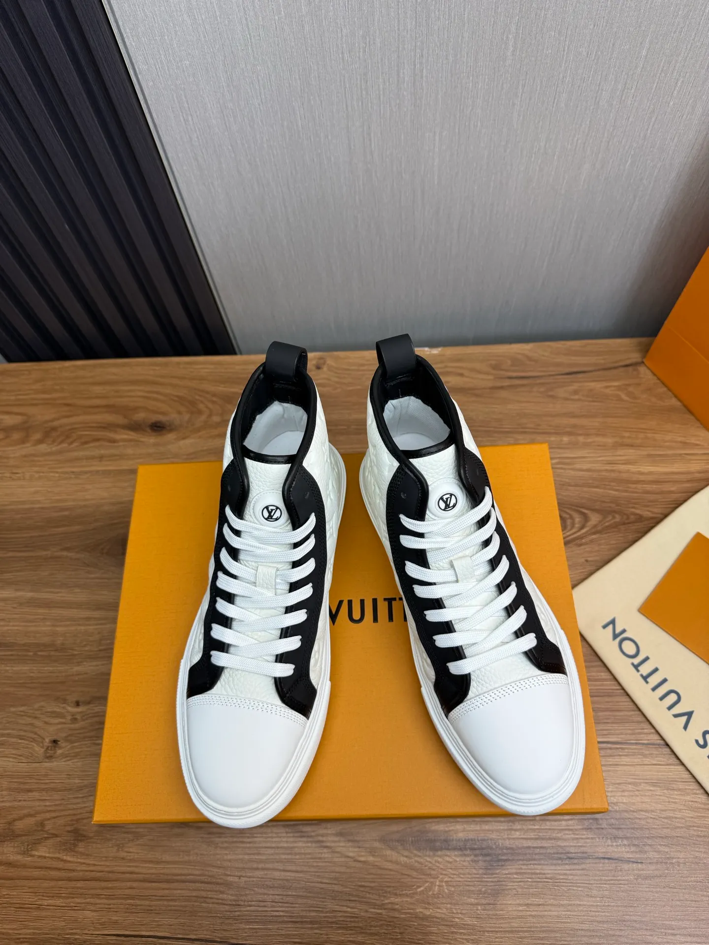 Men's shoes 💰840💰 LOUIS VUITTON [Luden Yiwei] The new trendy Lv is on the market 🎁, casual and fashionable men's shoes 👟 1:1 shipment ⬆️The upper is made of imported cowhide + cowhide mesh lining, the original wear-resistant rubber outsole, the version is simple and elegant, exclusive for trendy men. 38-45 (38.45 is non-refundable if made to order)